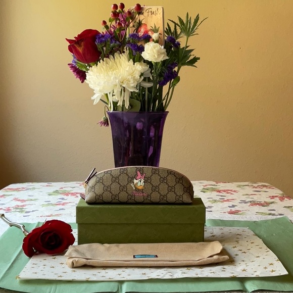 🎀🛍🎀  GUCCI X DISNEY DAISY DUCK PENCIL CASE 🎀🛍🎀 NWT 🎀🛍🎀 - Picture 2 of 16